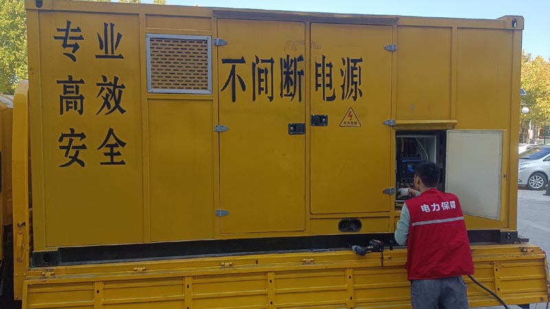 江油柴油发电机组和UPS电源配合使用时，如何避免切换过程中的电力中断？
